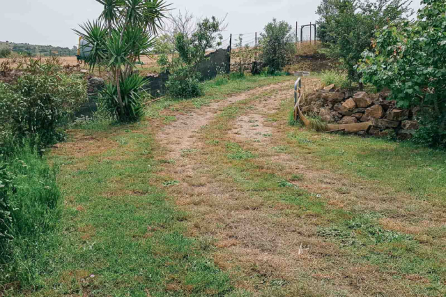 Terreno recintato con cancello vista mare