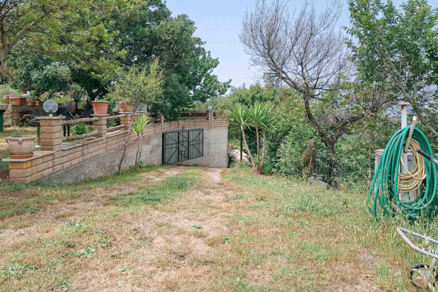 Terreno recintato con cancello vista mare